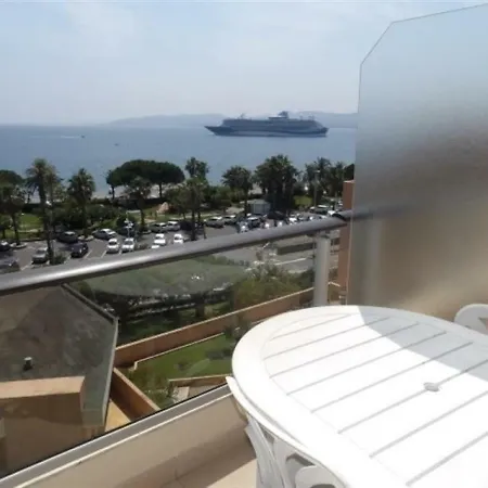 Belle Avec Piscine En Bord De Mer * Saint-Raphael (Var)